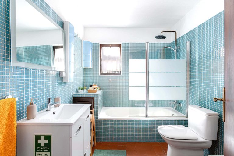 Bathroom with bathtub Holidays Praia da Luz